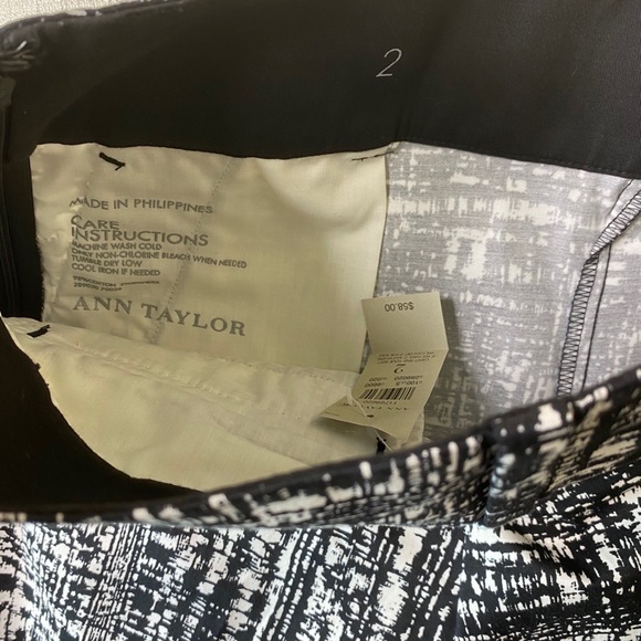 ANN TAYLOR BLACK AND WHITE GRAFFITI PRINT SHORT - Picture 4 of 6